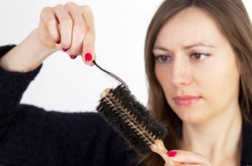 Что поможет избавиться от выпадения волос?
