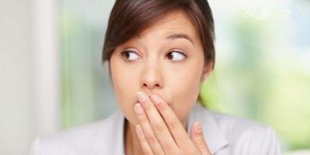 От каких продуктов плохо пахнет изо рта
