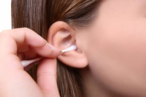 Как правильно почистить уши?