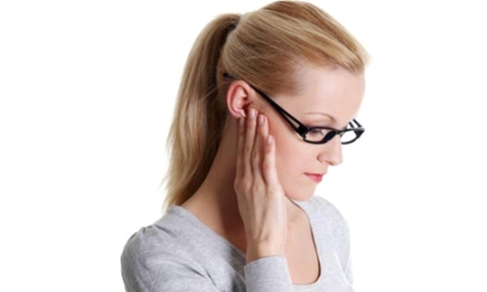 Причины боли в ушах при глотании