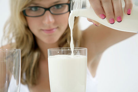 Можно ли кормящей маме молоко?