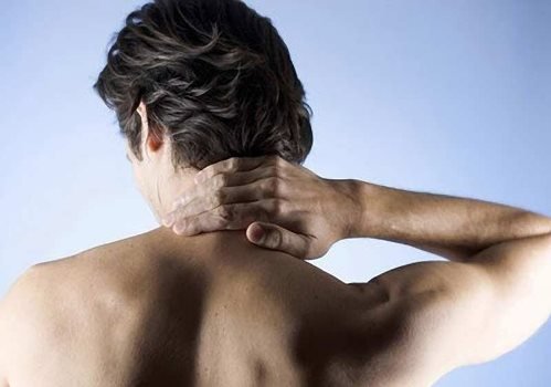 Что делать, если болит плечо и шея?