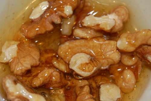 Мед с грецкими орехами: польза для здоровья, рецепты