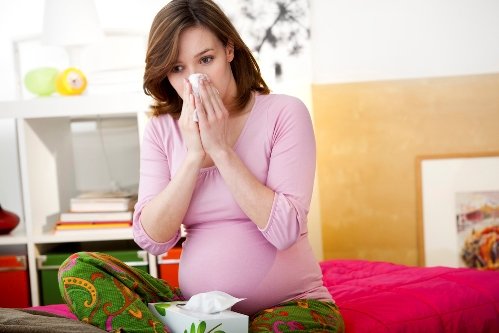 Если беременная заболела простудой – лечение под контролем врача