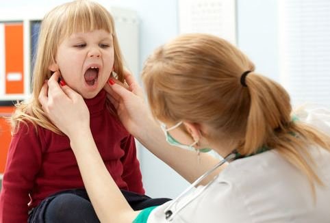 Как лечить красное горло и температуру у ребенка