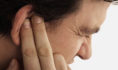 Боль в ушах – разные степени обострения