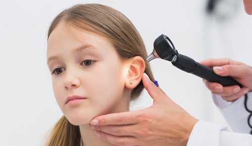 Боль в ушах у ребенка – не медлите с обращением к врачу