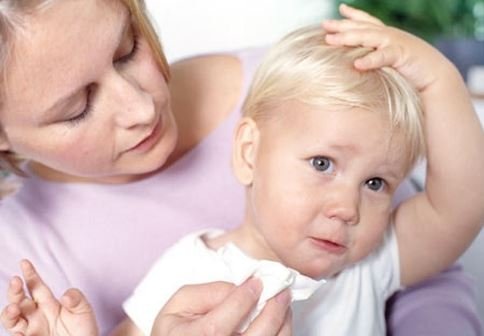 Боль в ухе, что делать – как помочь больному ребенку?