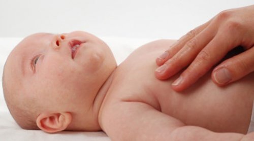 Как проявляется пупочная грыжа у новорожденных, механизм образования и лечение