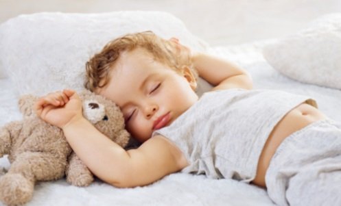Ребенок потеет во время сна – почему это происходит?