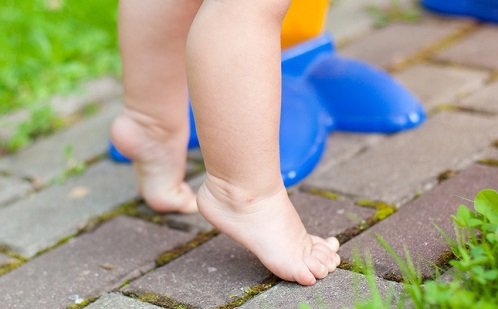  Почему ребенок ходит на носочках и стоит ли обращать на это внимание?