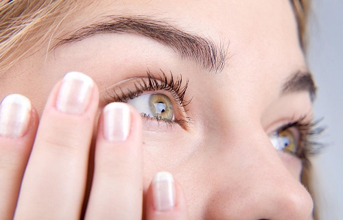 Болят веки глаз — причины, возможные диагнозы и первая помощь