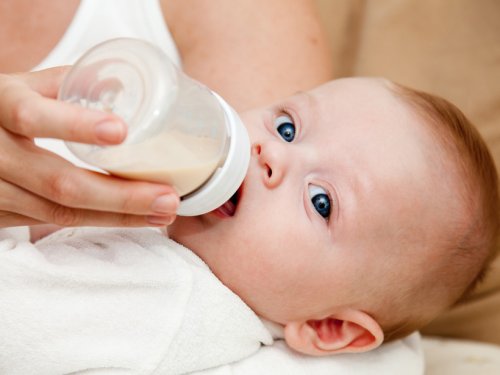 Почему ребенок срыгивает молоко: нормально ли это?