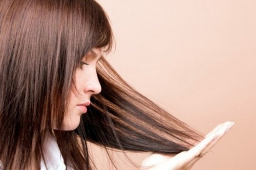 Причины и лечение выпадения волос у женщин: чем страшна алопеция