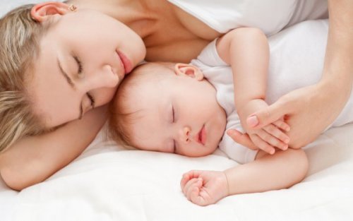 Как уложить новорожденного спать, чтобы малыш отдохнул, а мама не нервничала?