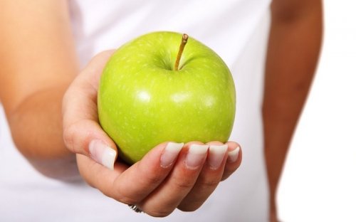 Как влияют витамины в яблоке на здоровье взрослых и детей?