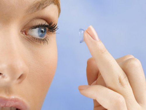 Вред и минусы контактных линз, уход за контактными линзами. Как надевать контактные линзы?