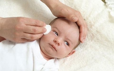 Гноится глаз у новорожденного: причины патологии
