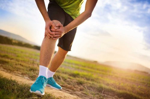 Сводит колено: причины и возможные диагнозы