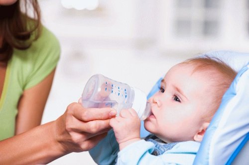 Нужно ли давать воду новорожденному - как, когда, какую?