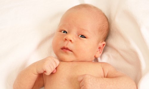 Диагноз «кривошея у новорожденного»: признаки, причины, что делать