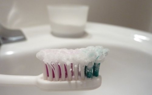 Чем полезен зубной порошок, как им пользоваться?